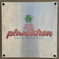 Un cartel de un bar y restaurante con una piña. en Narli Shores -1-Bedroom Unit, Spa Bath and Lagoon Pool, Minutes From the Beach!, en Agnes Water