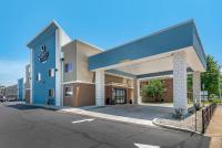 un gran edificio azul con aparcamiento en Quality Inn &amp; Suites Evansville Downtown, en Evansville