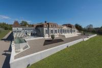 Saint-Martin-du-BoisにあるChateau Prieure Marquetのテニスコート付きの建物の空中ビュー