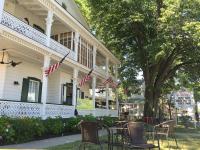 un grupo de sillas sentadas frente a un edificio en Elaine&#39;s Cape May Boutique Hotel, en Cape May
