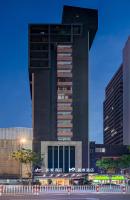 Un edificio alto y negro en una ciudad con en Motel Xiamen Railway Station, en Xiamen