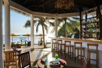 高兰拉維瓦林温泉度假酒店的海滩上的酒吧享有海景