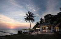 高兰拉維瓦林温泉度假酒店的棕榈树和凉亭的度假村