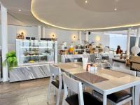 Un restaurante con una mesa y sillas y un mostrador. en The Yana Villas Hua Hin, en Hua Hin