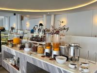 un mostrador con muchos tipos diferentes de comida en él en The Yana Villas Hua Hin, en Hua Hin