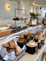 una línea de buffet con pan y bollería en exposición en The Yana Villas Hua Hin, en Hua Hin
