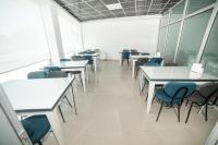 恰纳卡莱HOTEL MARMARA的一间空教室，有桌椅