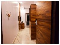 uma porta de madeira num quarto com um corredor em अतिथि Atithi অথিতি Muzaffarpur Asthan Tample em Muzaffarpur