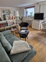 sala de estar con sofá verde y silla en Erftmündung, en Neuss