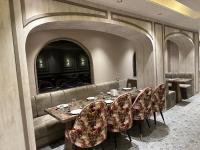 een eetkamer met een tafel en stoelen bij Pinky Hotel in Dausa