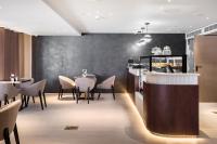 un restaurant avec un bar, des tables et des chaises dans l'établissement Sheshet Hayamim 334 Apt 106 Eilat, à Eilat