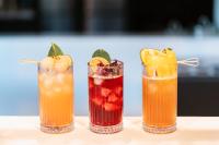 Un grupo de tres cócteles sentados en una mesa. en Hoang Thien Homestay & Sport, en Bao Loc