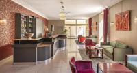 Un vestíbulo de hotel con bar y sofás. en Best Western Poitiers Centre Le Grand Hôtel, en Poitiers