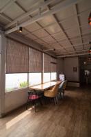 Una habitación grande con mesa, sillas y ventanas. en Navira Hills Domes Rishikesh, en Rishīkesh