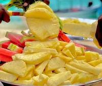 um prato cheio de fruta numa mesa em ZANZIBAR MAREA Luxury Villas em Kiwengwa