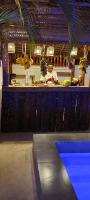 um bar com um homem atrás de um balcão em ZANZIBAR MAREA Luxury Villas em Kiwengwa
