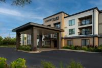 Una representación de un hotel con patio y estacionamiento. en Courtyard Gulf Shores Craft Farms, en Gulf Shores