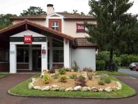 アングレットにあるibis Biarritz Anglet Aéroportの前に造園が施されたUPSストア