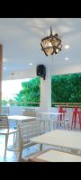 Kyle's Bed and Breakfast DMall Boracay في بوراكاي: مطعم به طاولات وكراسي وثريا