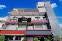 Un edificio alto y blanco con un cartel. en Super Collection O NIT More Adityapur Formerly Hotel Subheksha, en Jamshedpur