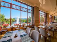 En restaurant eller et andet spisested på HUALUXE Hotels & Resorts Kunming