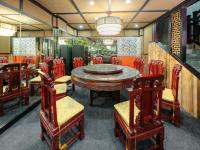 丽江吾韵庭院客栈的餐厅里有一张桌子和几把椅子