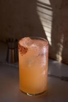 una bebida sentada sobre una mesa en Casa Serras Andorra, en Andorra la Vella