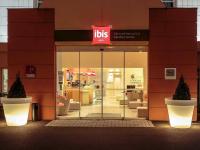 Una tienda con dos ollas grandes delante. en ibis Clermont Ferrand Sud Herbet, en Clermont-Ferrand