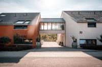 una casa con un pasillo entre dos edificios en Weinhotel Wasem, en Ingelheim am Rhein