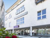 a building with a sign that reads unique hotel at Mercure Hotel Bad Oeynhausen City in Bad Oeynhausen