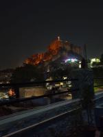 un castillo en la cima de una colina por la noche en Shikhar Niwas A Heritage Haveli, en Jodhpur