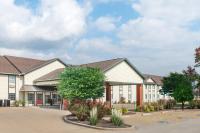 a Rendimiento de un edificio escolar en Ramada by Wyndham Springfield North, en Springfield