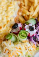 un plato de comida con verduras y queso en Gusta Imperial, 