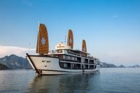un crucero en el agua con una vela en Genesis Luxury Regal Cruise by Premier Group, en Ha Long