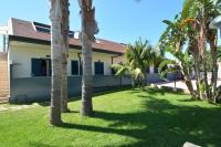 A garden outside B&B La Castellana