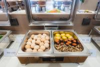 Una máquina de alimentos con huevos y nueces en un mostrador. en Shangge Boya Hotel, en Shangri-La