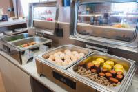 Una cocina con huevos y otros alimentos en un mostrador. en Shangge Boya Hotel, en Shangri-La