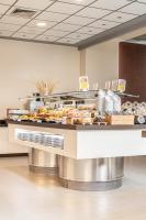 Una línea de buffet con muchos tipos diferentes de comida. en RH Don Carlos & Spa, en Peñíscola