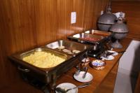 um bufê com duas bandejas de comida em uma mesa em Logic Hotel Volta Redonda em Volta Redonda