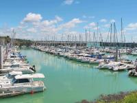 Un montón de barcos están atracados en un puerto deportivo. en ibis Granville Port De Plaisance, en Granville