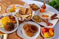 サンホセにあるTaormina Hotel y Casinoの朝食の食べ物が載ったテーブル