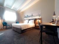 una habitación de hotel con una cama y un escritorio en Mercure Bergamo Centro Palazzo Dolci, en Bérgamo