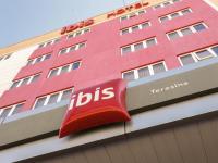 un signo ibis rojo en el lateral de un edificio en Ibis Teresina, en Teresina