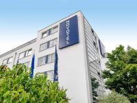 un cartel en el costado de un edificio en Novotel Erlangen, en Erlangen