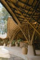 een groot bamboegebouw met een groot dak bij The Kul Kul Farm in Bringkit