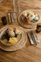 twee borden eten zittend op een houten tafel bij The Kul Kul Farm in Bringkit