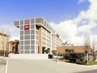 un edificio con un gran cartel en la parte delantera en Ibis Roma Fiera, en Roma
