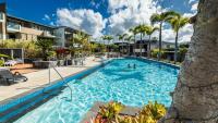 una piscina en un resort con palmeras en Mirage Whitsundays, en Airlie Beach