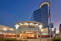 un hotel plaza y suites con un edificio en Radisson Plaza Hotel at Kalamazoo Center, en Kalamazoo