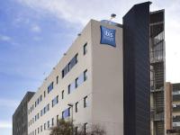 Un edificio con un cartel al costado. en Ibis Budget Málaga Centro, en Málaga